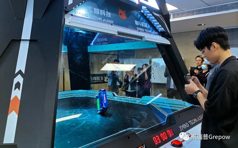 玄智科技同事在新辦公場所，展示了輕量級格斗機器人表演