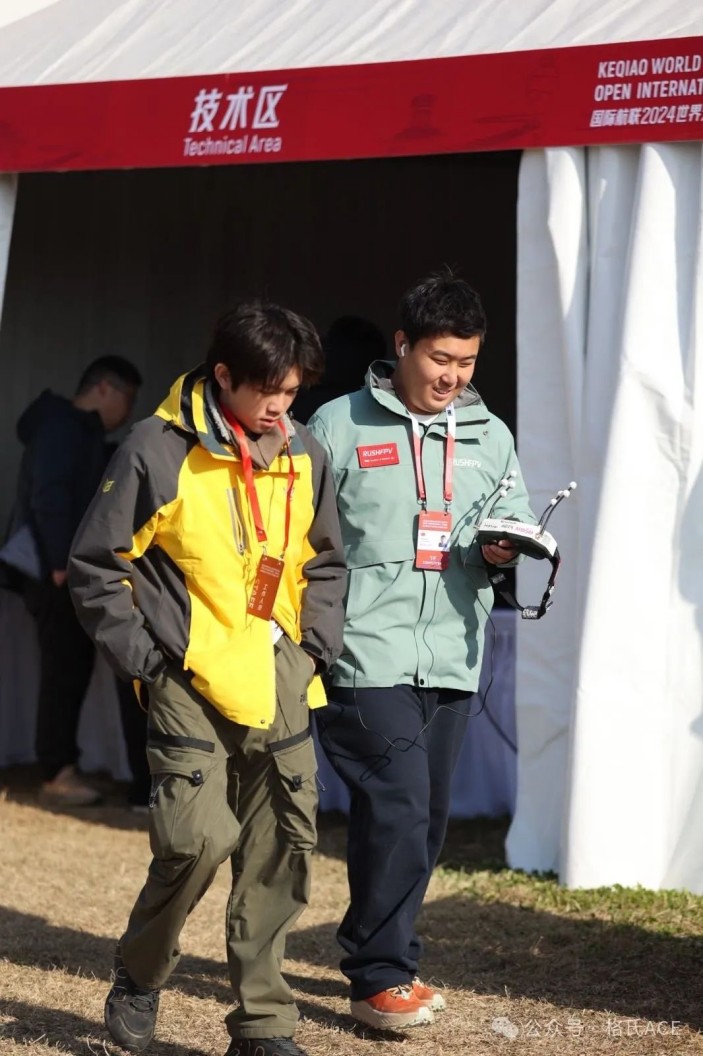 左云飛屹、右李冠辰