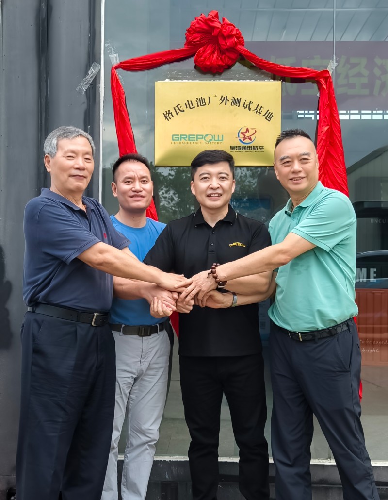 格瑞普副總經(jīng)理陳海波和星灣航空領導